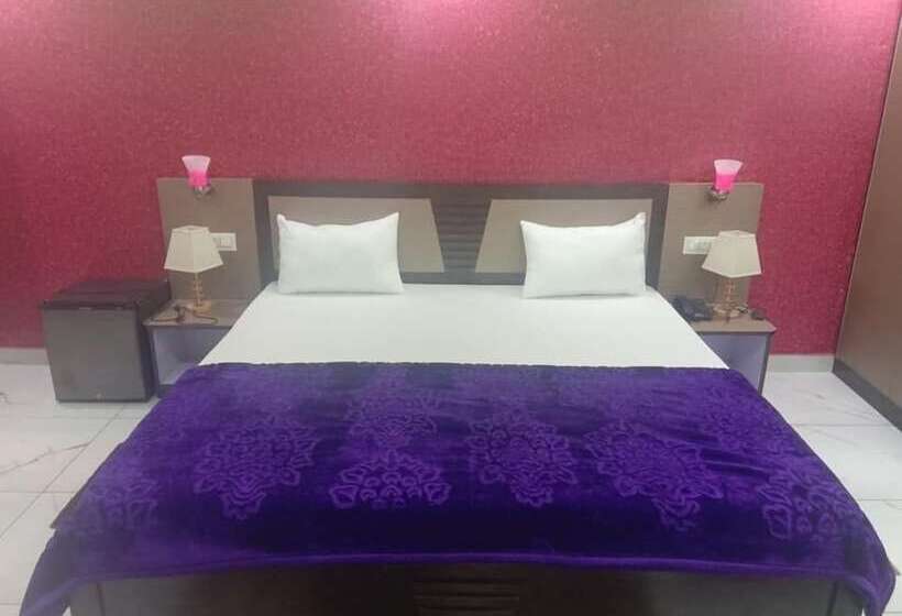 فندق Hotek Aarti Inn
