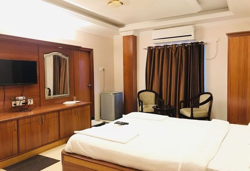 Отель Naveed Residency