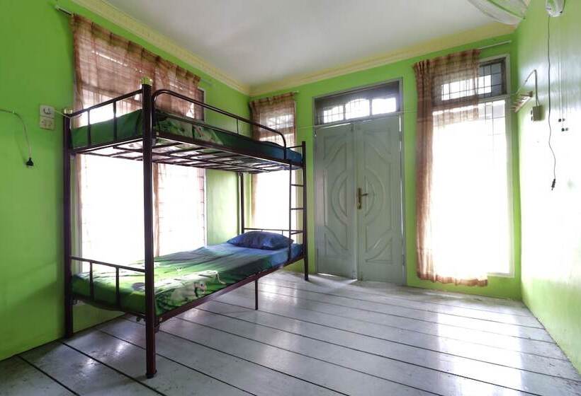 فندق Waroeng Transit & Depary Homestay