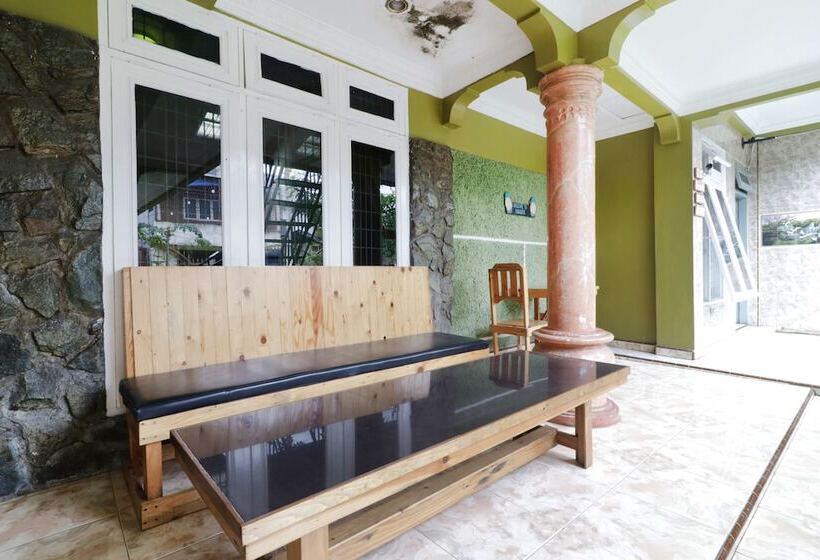 فندق Waroeng Transit & Depary Homestay
