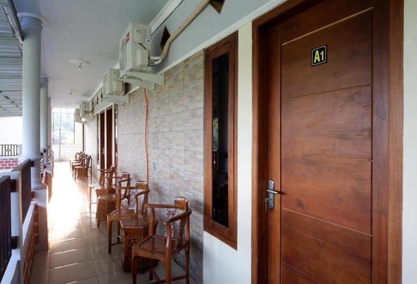 ペンション Reddoorz Syariah Near Alun Alun Pacitan 2