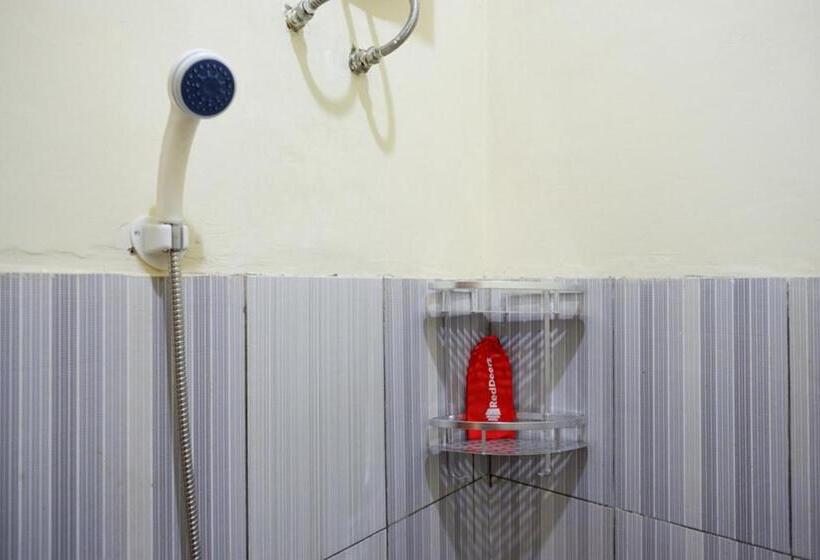 ペンション Reddoorz Syariah Near Alun Alun Pacitan 2