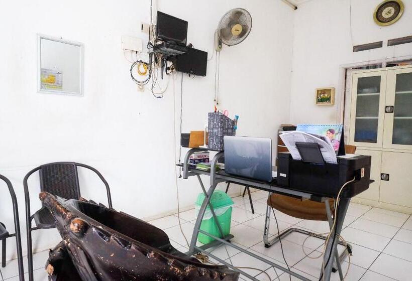 فندق صغير Reddoorz At Putri Syariah Brebes