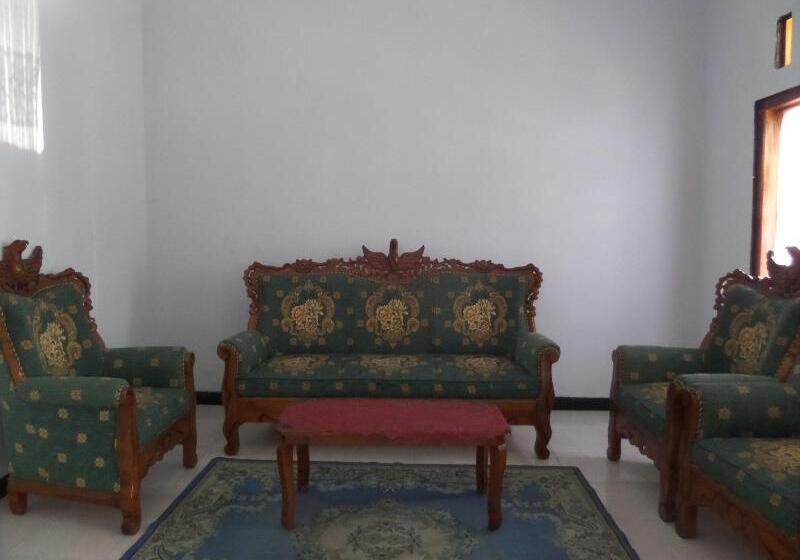 مبيت وإفطار Agung Safira Homestay
