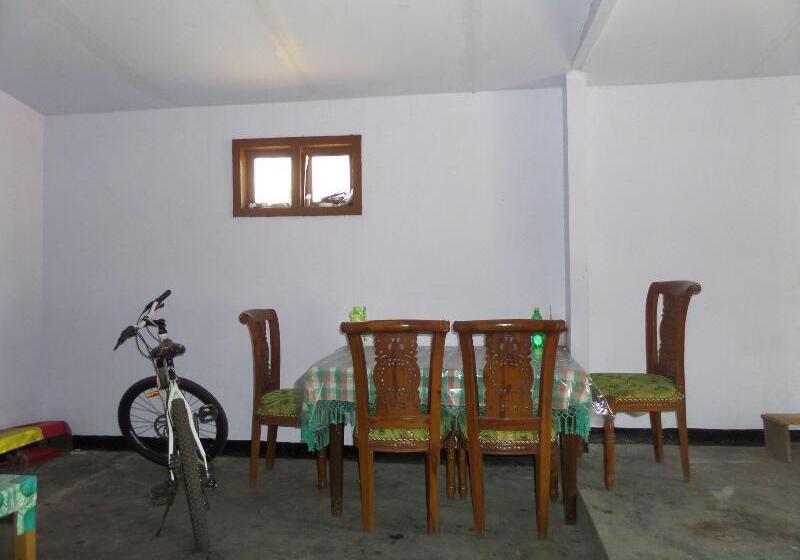 مبيت وإفطار Agung Safira Homestay