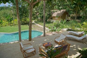 تختخواب و صبحانه The Mesare Resort