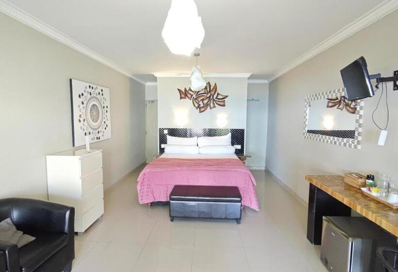 Отель Silver Fern Beach Retreat