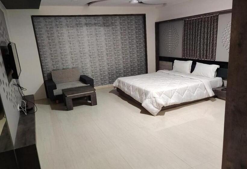 Отель The Grand Takshak