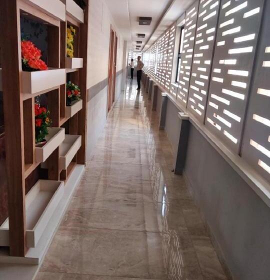 Отель The Grand Takshak