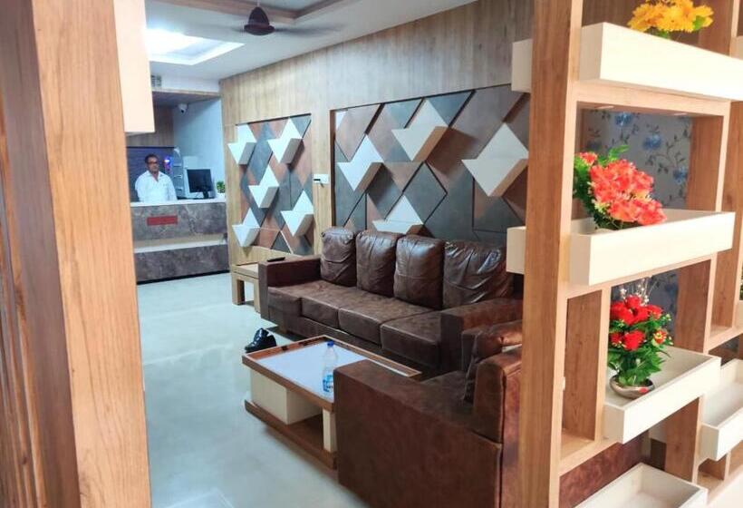 Отель The Grand Takshak