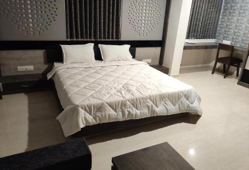 Отель The Grand Takshak