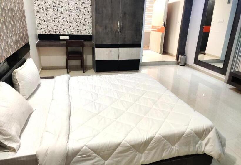 Отель The Grand Takshak