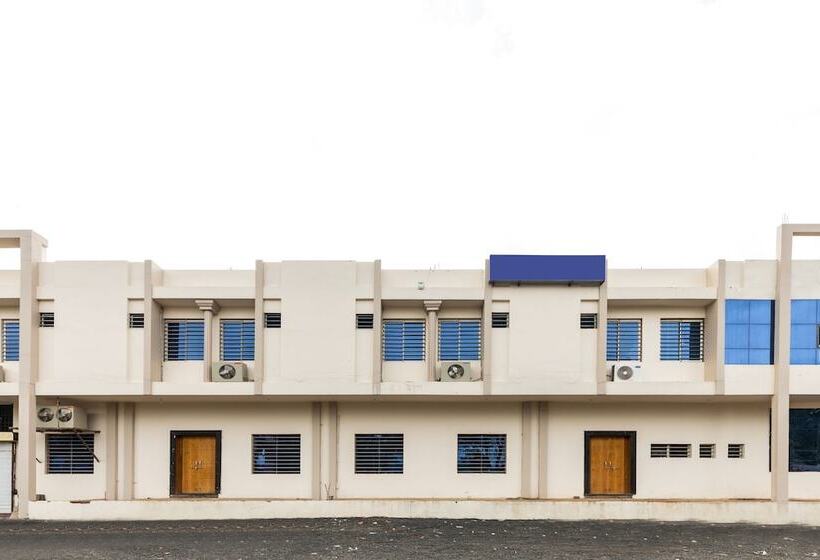 ホテル Tirupati Palace