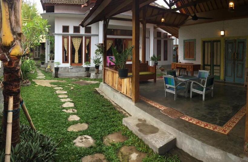 펜션 Medewi Secret Surfcamp