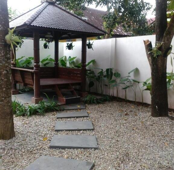 ペンション Reddoorz @ Letjend S. Parman Pacitan