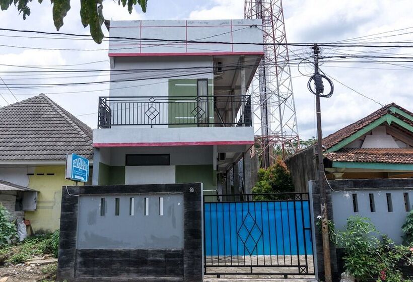ペンション Reddoorz At Penginapan Hello Pacitan