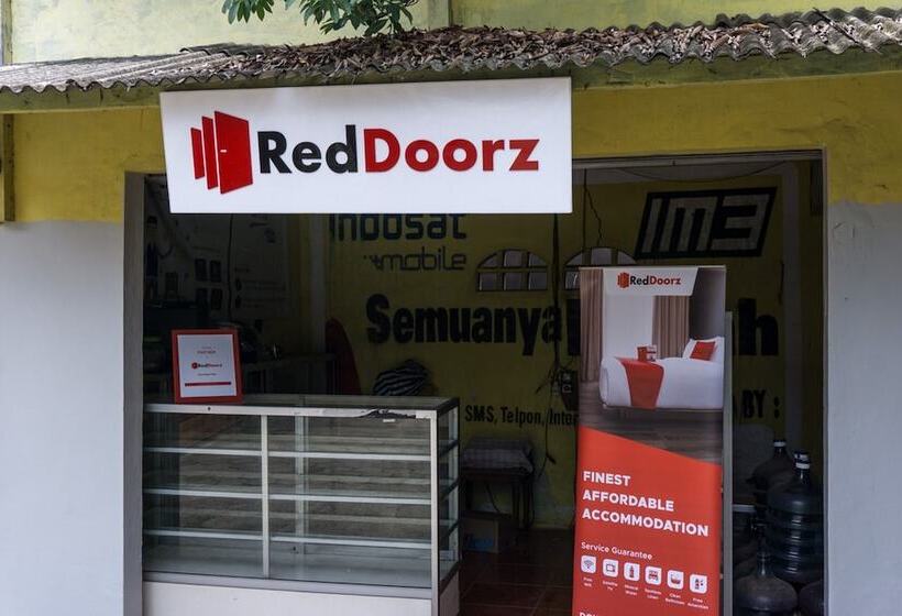 ペンション Reddoorz At Penginapan Hello Pacitan