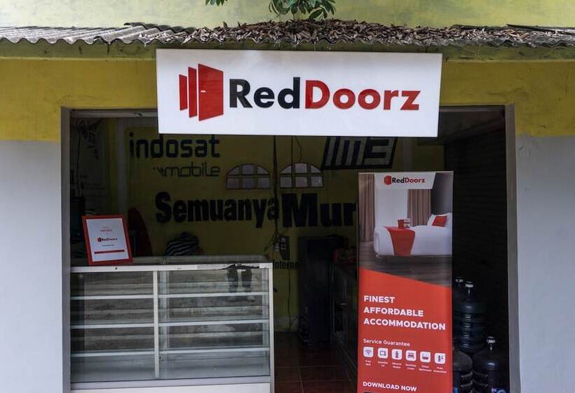 ペンション Reddoorz At Penginapan Hello Pacitan