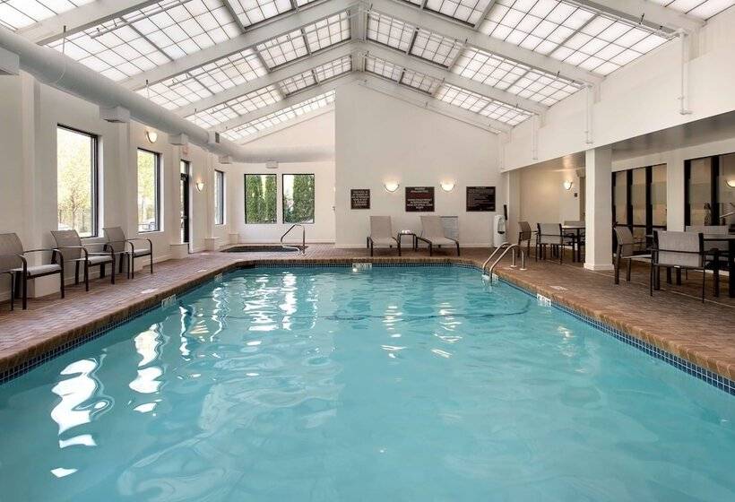 هتل Hampton Inn Bostonlogan Airport