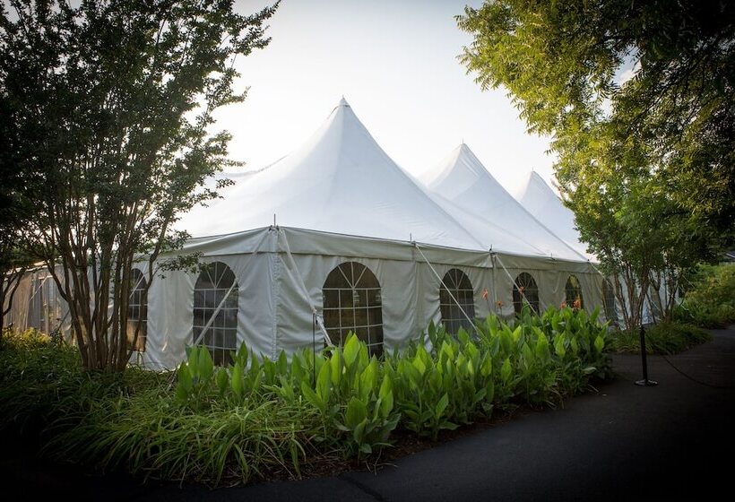 ホテル Burke Manor Inn & Pavilion