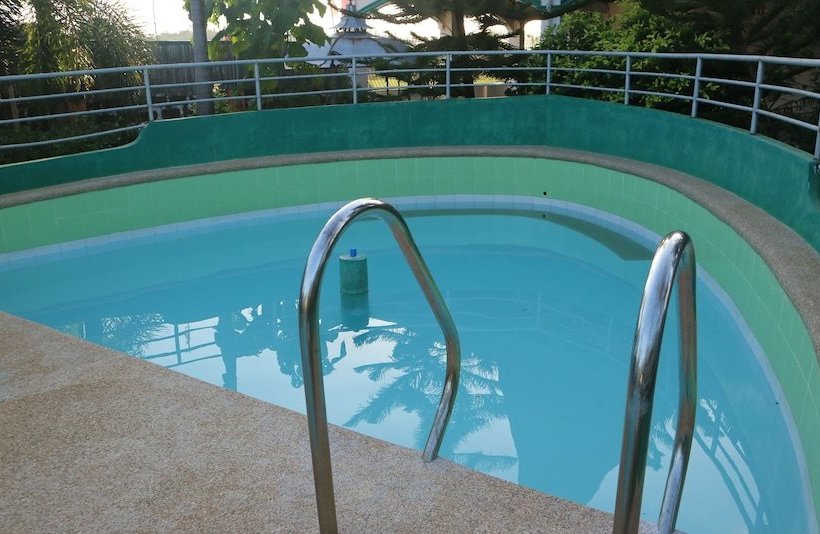 호텔 Doña Josefa Aquino Poolside Resort