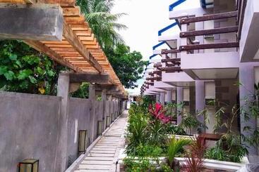 هتل Ferellee Beach Front Inn
