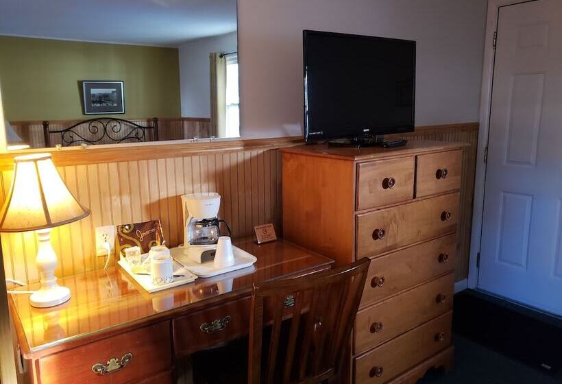 The Colonial Motel