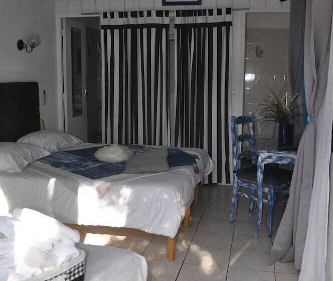 ホテル Hôtel Les Mimosas