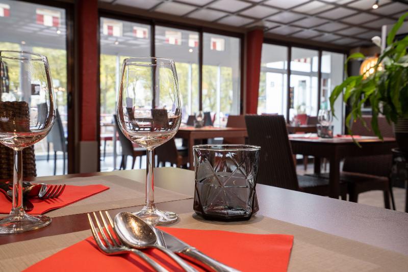 Отель Logis Central Hôtel Restaurant & Spa