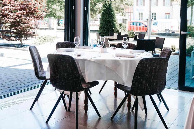 Отель Logis Hôtel Restaurant Au Lion Rouge