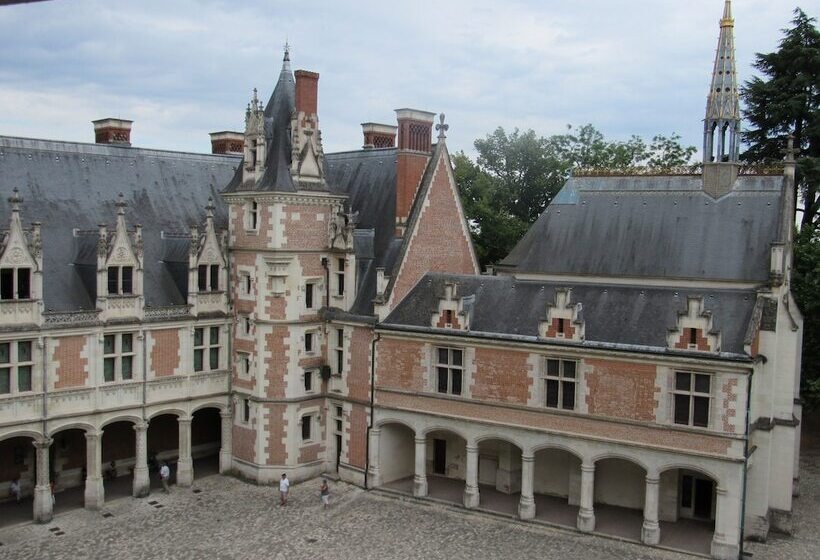 Отель Auberge Du Grand Dauphin