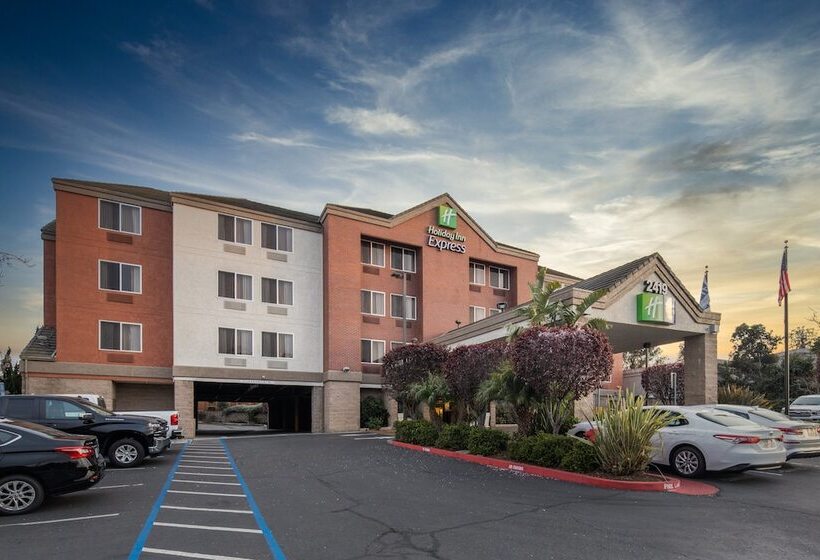 هتل Holiday Inn Express Castro Valley