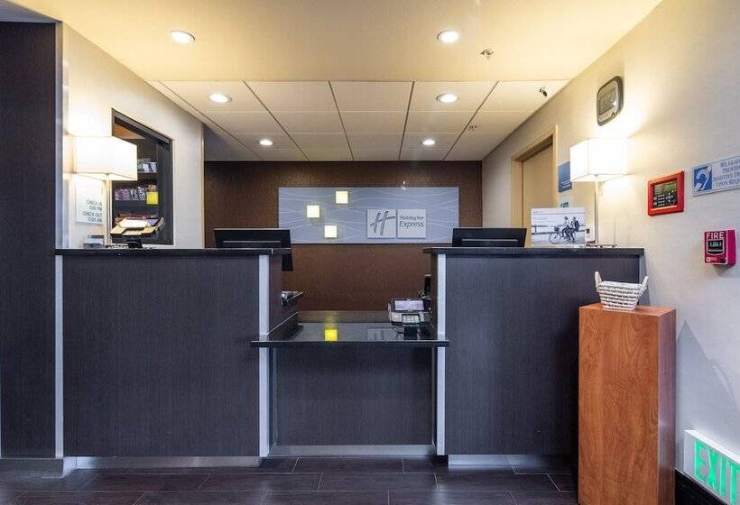 هتل Holiday Inn Express Castro Valley