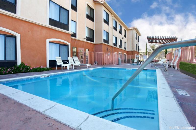 هتل Holiday Inn Express & Suites Lake Forest By Ihg