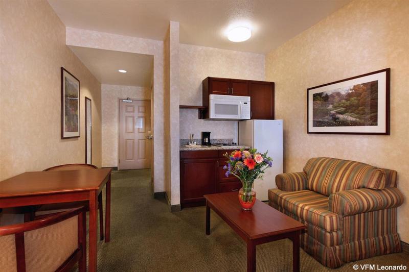هتل Holiday Inn Express & Suites Lake Forest By Ihg