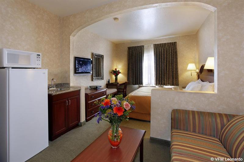 هتل Holiday Inn Express & Suites Lake Forest By Ihg