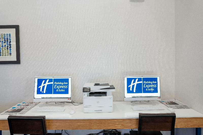 هتل Holiday Inn Express & Suites Lake Forest By Ihg