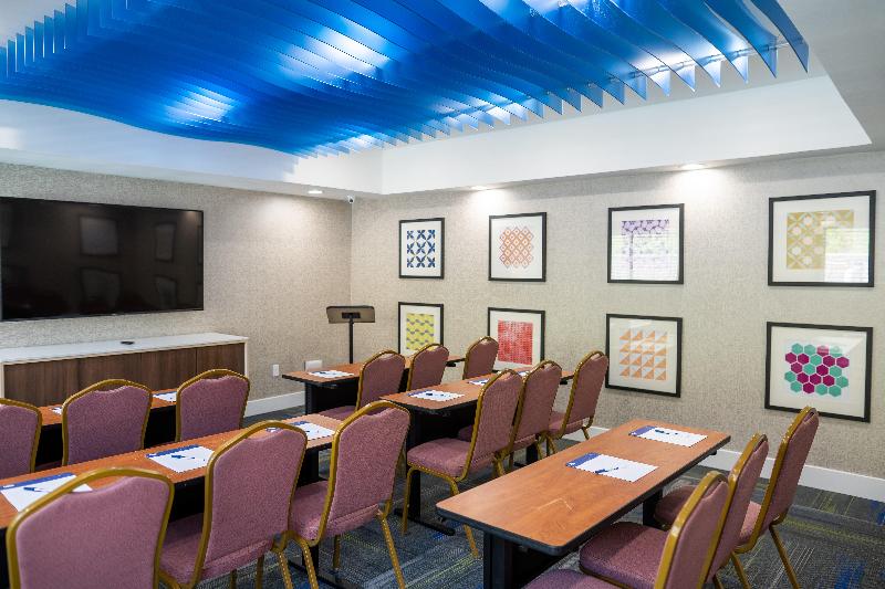 هتل Holiday Inn Express & Suites Lake Forest By Ihg