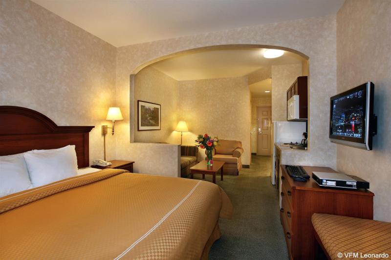 هتل Holiday Inn Express & Suites Lake Forest By Ihg