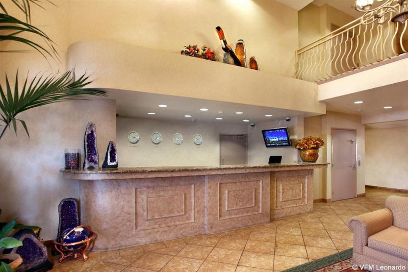 هتل Holiday Inn Express & Suites Lake Forest By Ihg