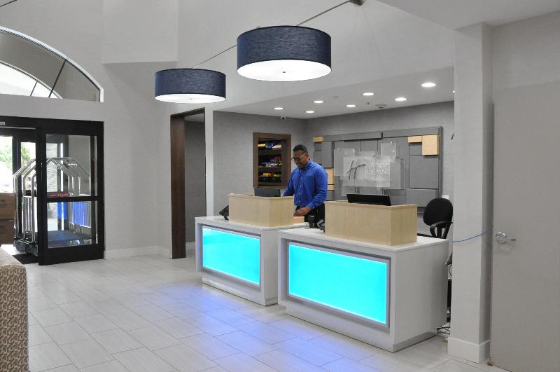 هتل Holiday Inn Express & Suites Lake Forest By Ihg