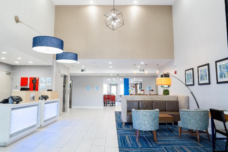 هتل Holiday Inn Express & Suites Lake Forest By Ihg