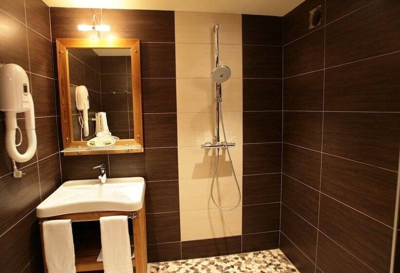 Отель Hôtel Et Spa Les Clarines