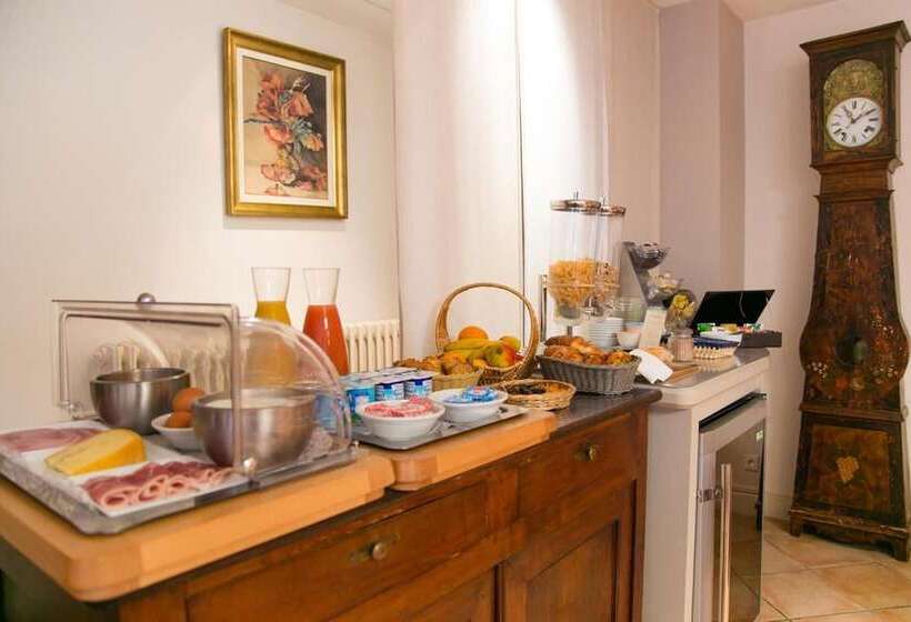 هتل Logis Auberge De La Rose