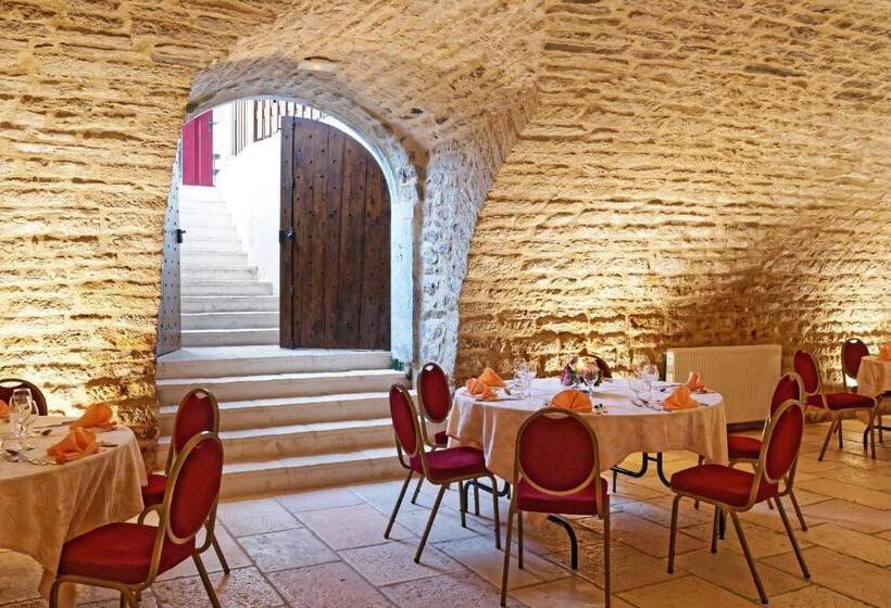 ホテル Logis Des Trois Maures