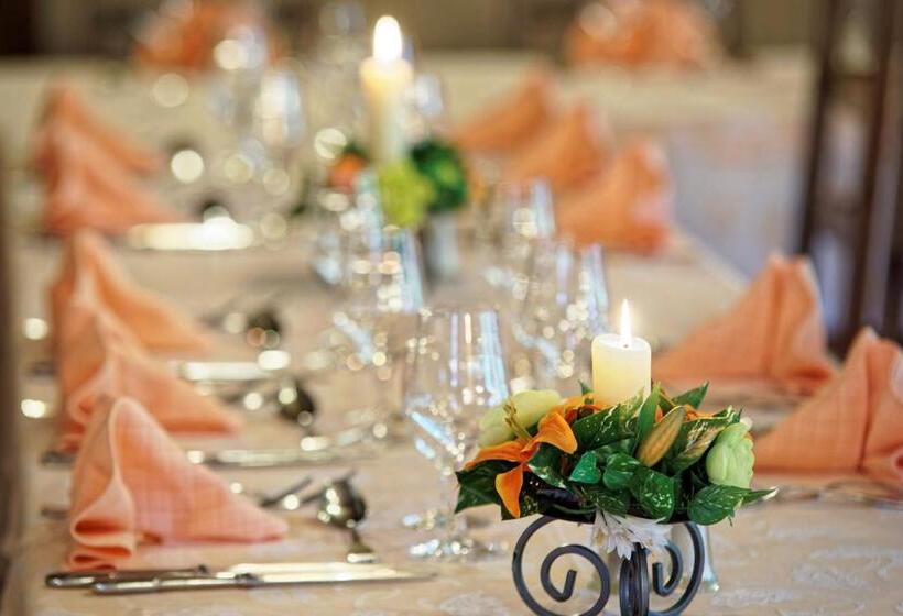 ホテル Logis Des Trois Maures