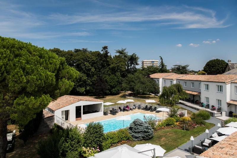 בית מלון כפרי Logis Le Rabelais Hôtel  Restaurant   Spa