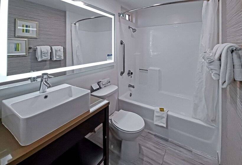 هتل Quality Inn Burbank Airport