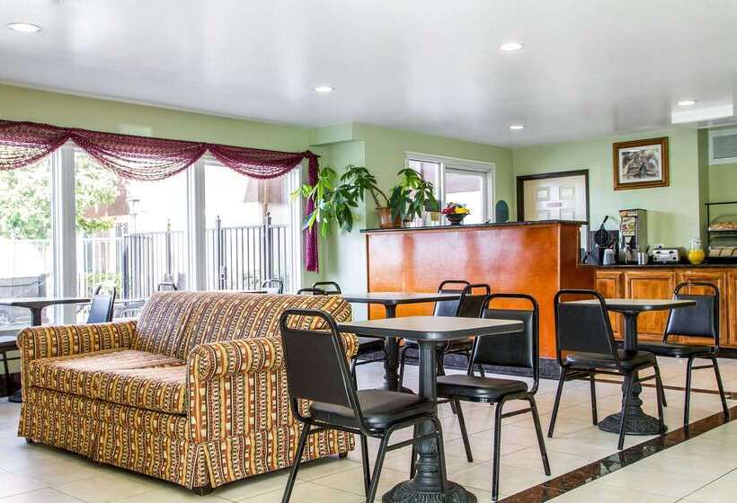 Отель Rodeway Inn & Suites