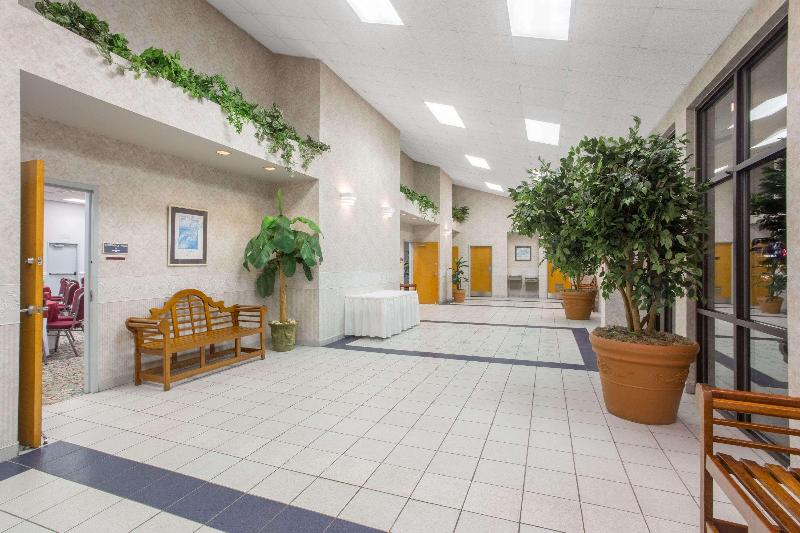 בית מלון כפרי Days Inn & Suites By Wyndham Navarre Near Beaches Hurlburt